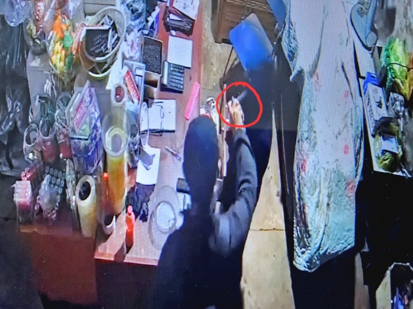 thieu nien manh dong dung binh xit hoi cay khoang tai san cua chu tiem tap hoa thieu nien manh dong dung binh xit hoi cay khoang tai san cua chu tiem tap hoa
