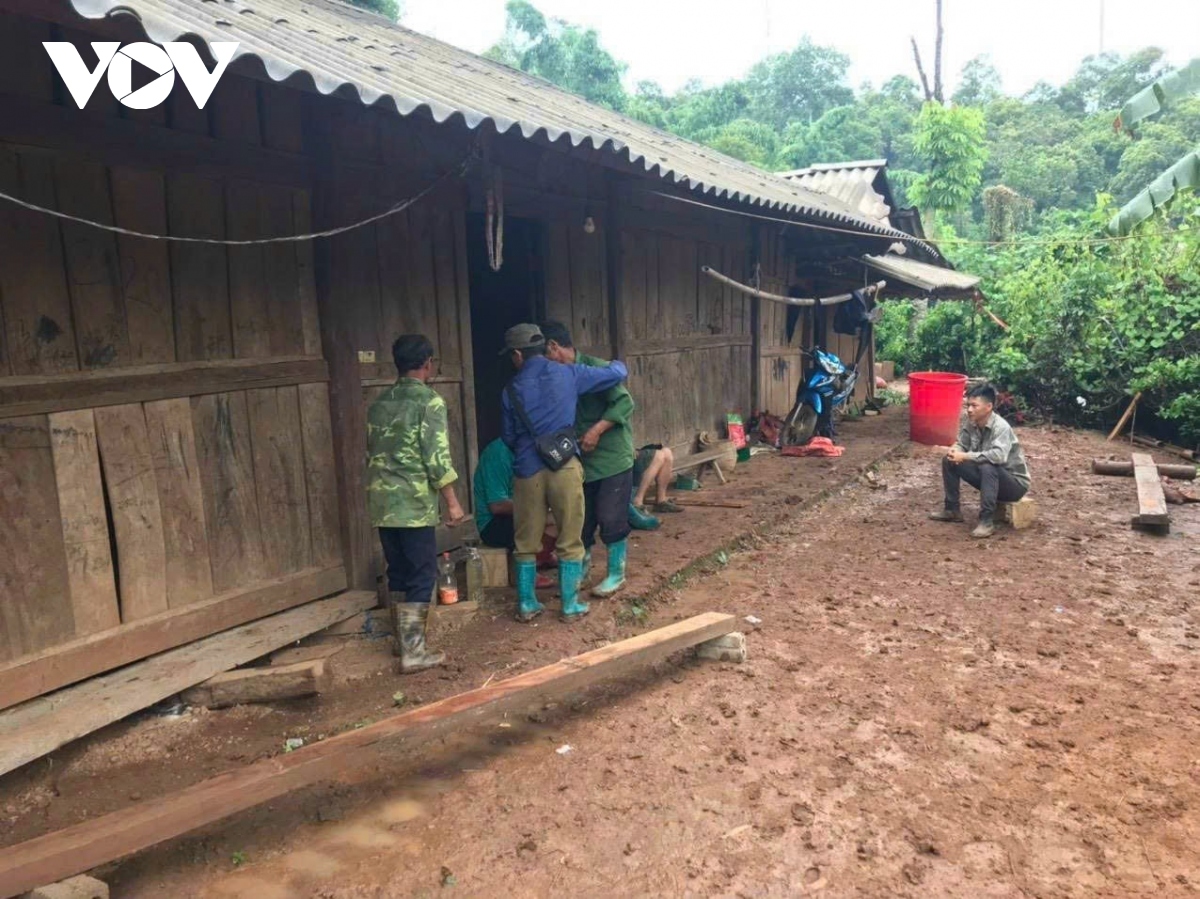 gia dinh gap nan khi di qua muong can 2 chau nho tu vong thuong tam