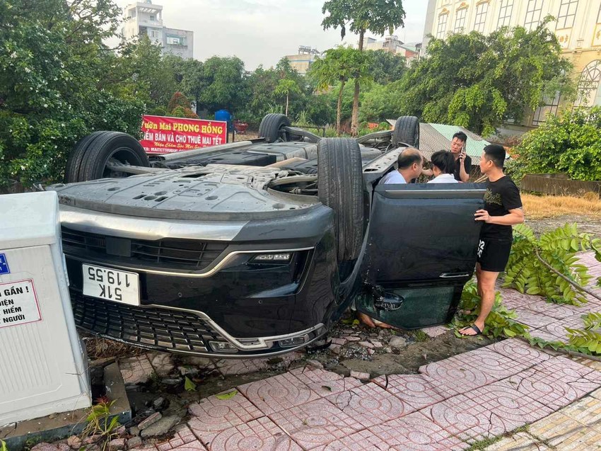 tai xe nhan manh chan ga lao xe len via he o to cho 3 nguoi lat nhao3 tai xe nhan manh chan ga lao xe len via he o to cho 3 nguoi lat nhao3