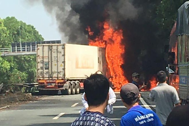 xe container boc chay du doi tren cao toc phap van 3 xe container boc chay du doi tren cao toc phap van 3