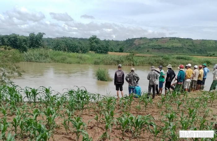 tim 2 nguoi mat tich tren song krong no sau vu lat thuyen cho nong san tim 2 nguoi mat tich tren song krong no sau vu lat thuyen cho nong san