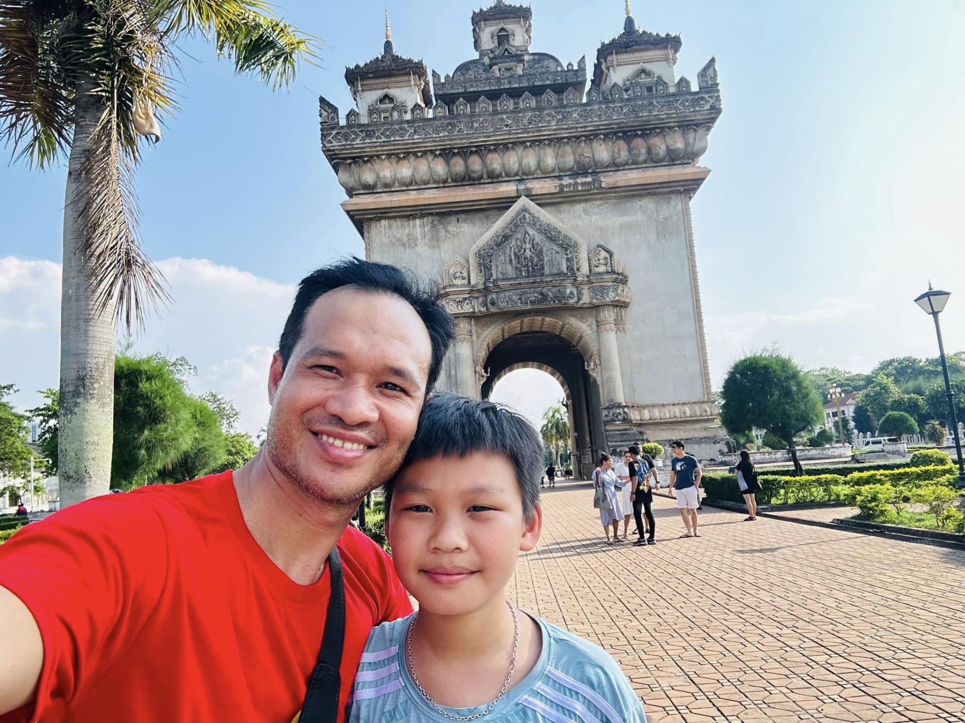 vuot len gioi han ban than cau be 10 tuoi dap xe xuyen qua 4 quoc gia trong 30 ngay2 vuot len gioi han ban than cau be 10 tuoi dap xe xuyen qua 4 quoc gia trong 30 ngay2