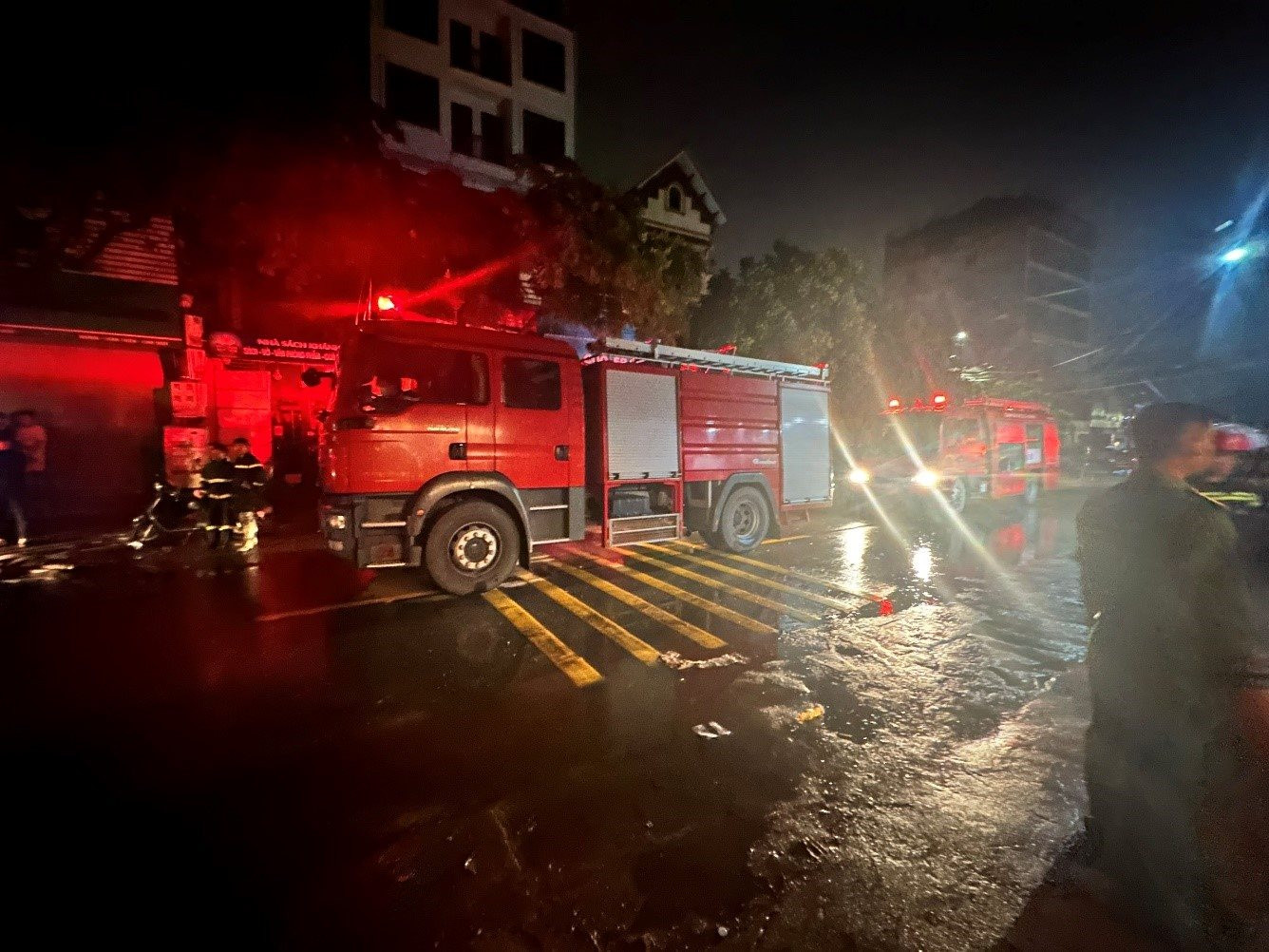 chay lon tai cua hang kinh doanh xe dien o hoai duc khien 3 nguoi trong gia dinh tu vong thuong tam2 chay lon tai cua hang kinh doanh xe dien o hoai duc khien 3 nguoi trong gia dinh tu vong thuong tam2