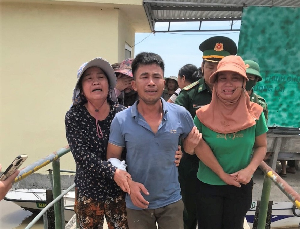 giay phut doan tu cua 4 ngu dan duoc cuu song trong vu chim tau o nghe an 41 giay phut doan tu cua 4 ngu dan duoc cuu song trong vu chim tau o nghe an 41