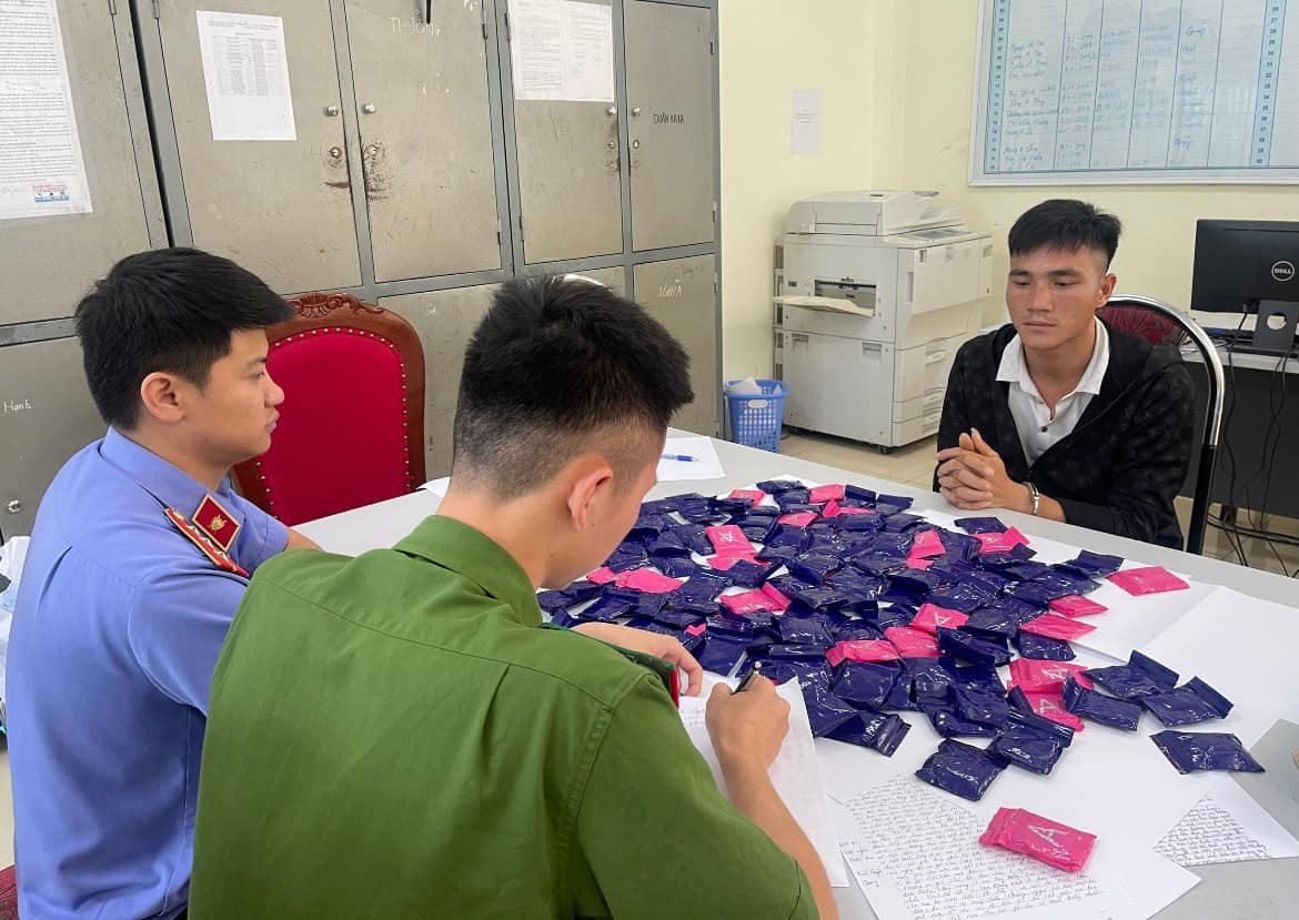 bat giu doi tuong van chuyen 27000 vien ma tuy tu bien gioi ve xuoi tieu thu2 bat giu doi tuong van chuyen 27000 vien ma tuy tu bien gioi ve xuoi tieu thu2