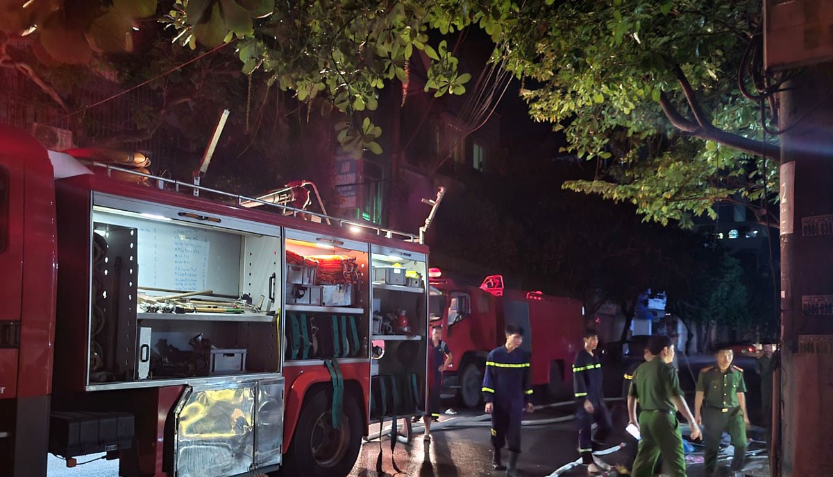 giai cuu 6 nguoi bi mac ket trong ngoi nha bi khoa trai boc chay luc nua dem o ha nam2 giai cuu 6 nguoi bi mac ket trong ngoi nha bi khoa trai boc chay luc nua dem o ha nam2