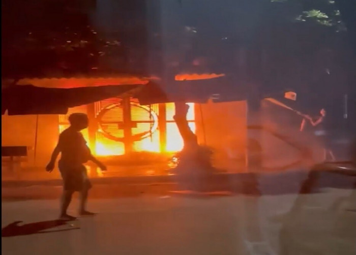 giai cuu 6 nguoi bi mac ket trong ngoi nha bi khoa trai boc chay luc nua dem o ha nam3 giai cuu 6 nguoi bi mac ket trong ngoi nha bi khoa trai boc chay luc nua dem o ha nam3