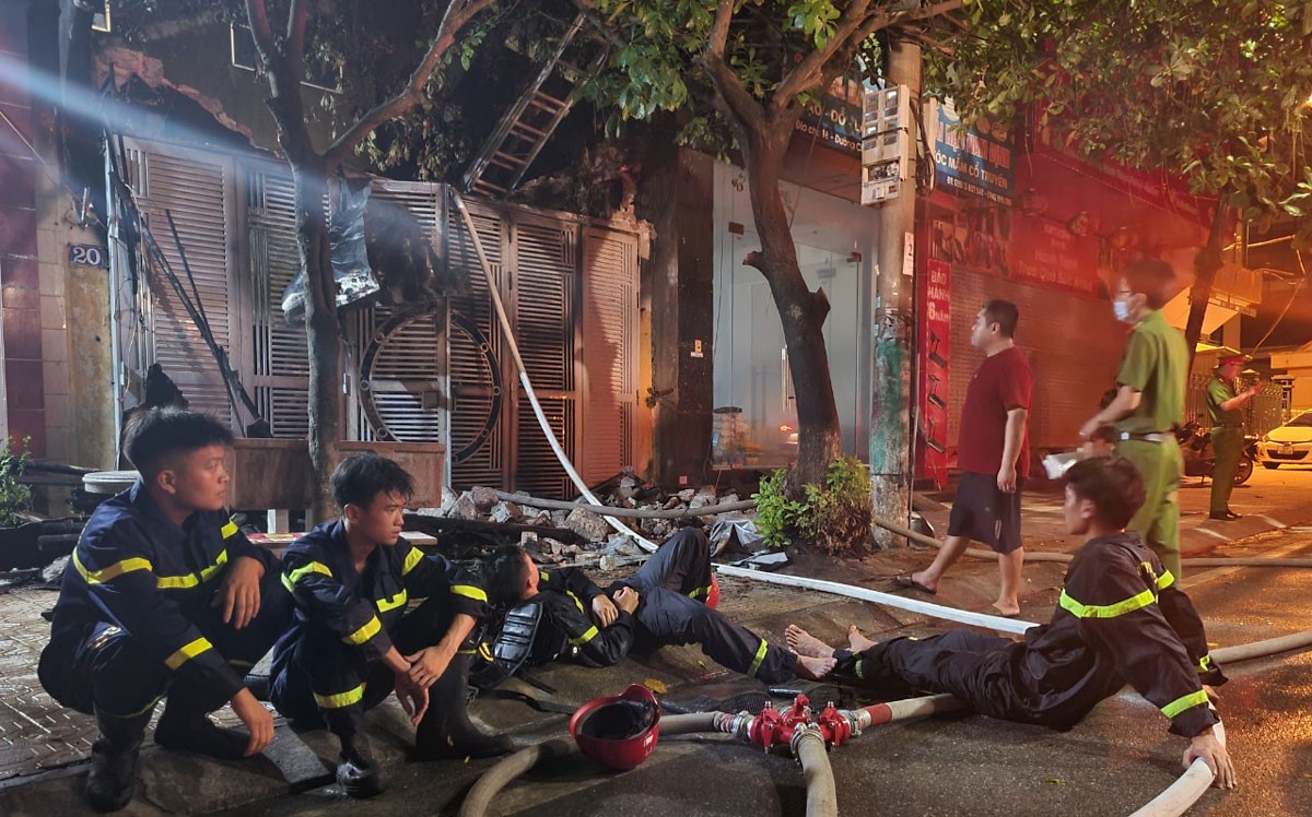 giai cuu 6 nguoi bi mac ket trong ngoi nha bi khoa trai boc chay luc nua dem o ha nam5 giai cuu 6 nguoi bi mac ket trong ngoi nha bi khoa trai boc chay luc nua dem o ha nam5