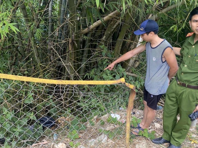 khach hang than thiet nua dem duc tuong cua hang cuom 50 chiec dien thoai 2 khach hang than thiet nua dem duc tuong cua hang cuom 50 chiec dien thoai 2