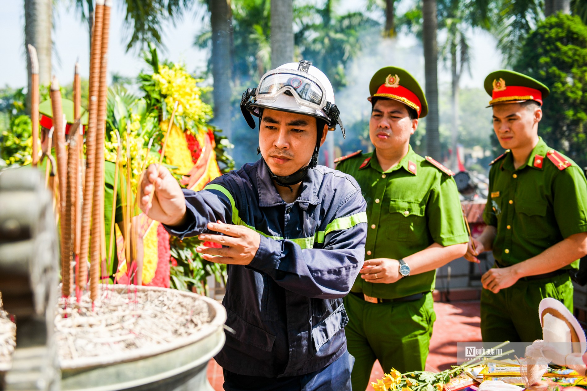 canh sat pccc dang huong tri an cac anh hung liet sy7 canh sat pccc dang huong tri an cac anh hung liet sy7