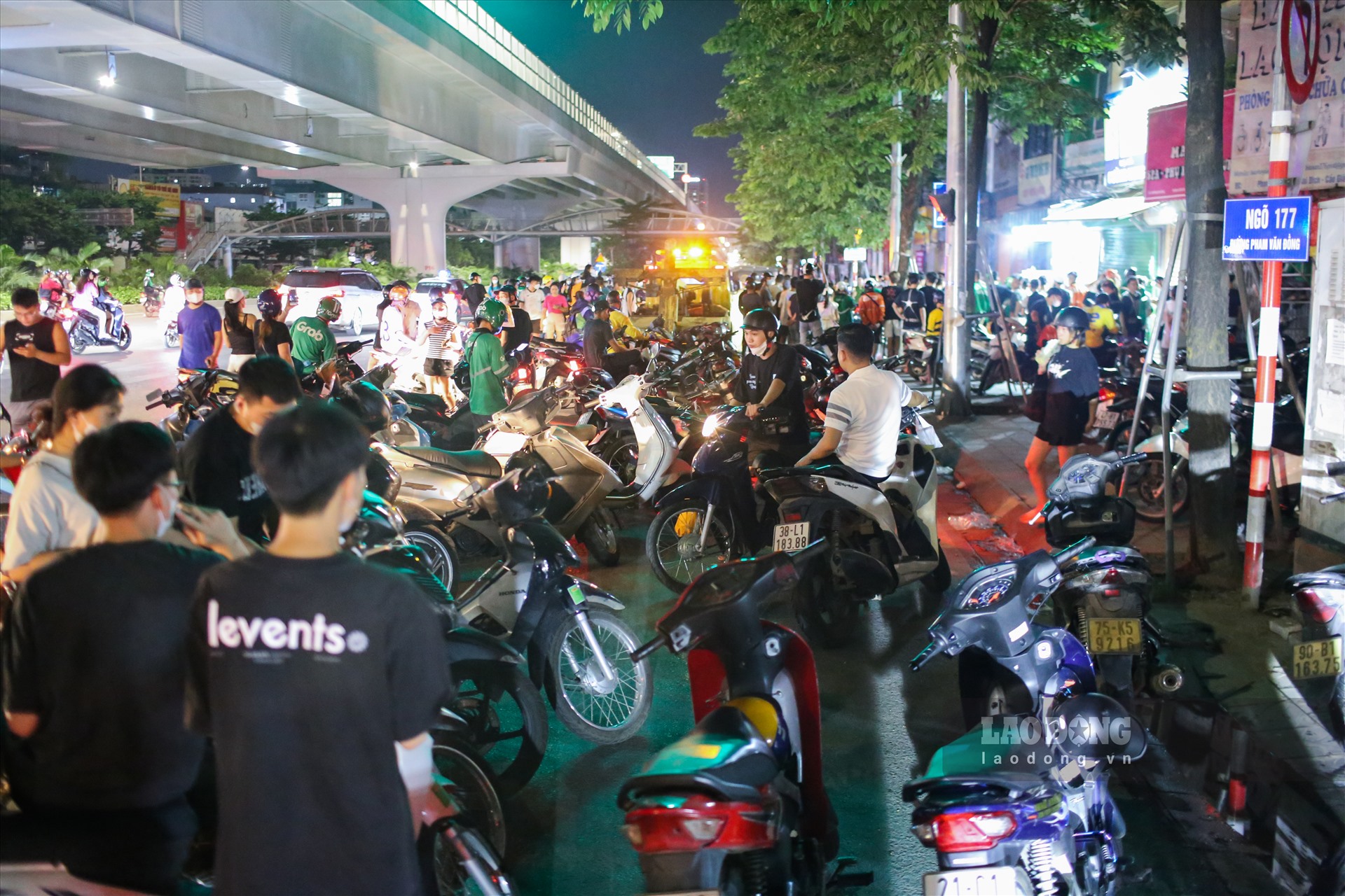 hien truong vu tai nan o to lao len via he dam 3 nguoi bi thuong o ha noi5 hien truong vu tai nan o to lao len via he dam 3 nguoi bi thuong o ha noi5