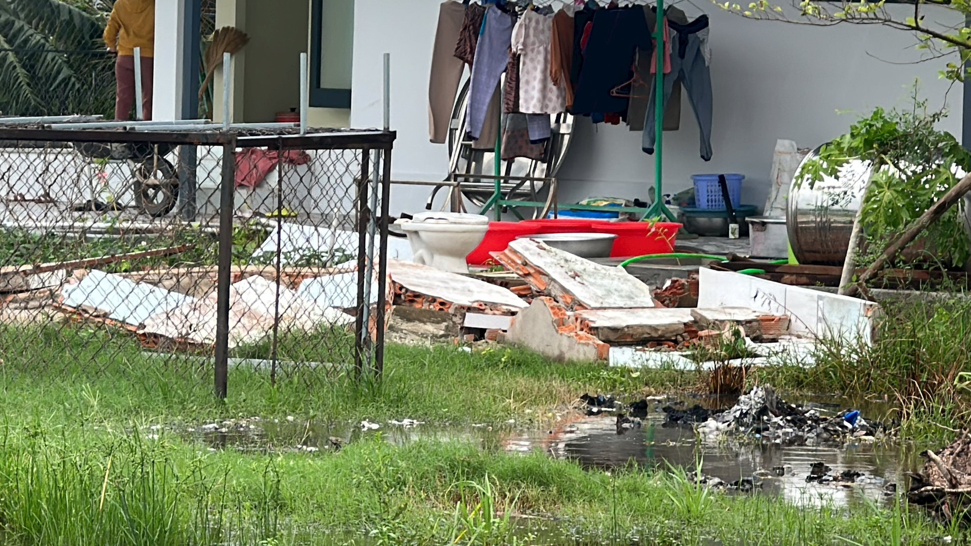 sap tuong nha ve sinh mot nguoi dan ong tu vong thuong tam o binh thuan