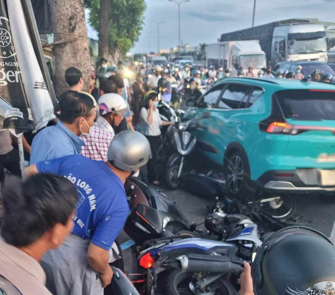 taxi tong truc dien 9 xe may dang dung cho den do o da nang2 taxi tong truc dien 9 xe may dang dung cho den do o da nang2
