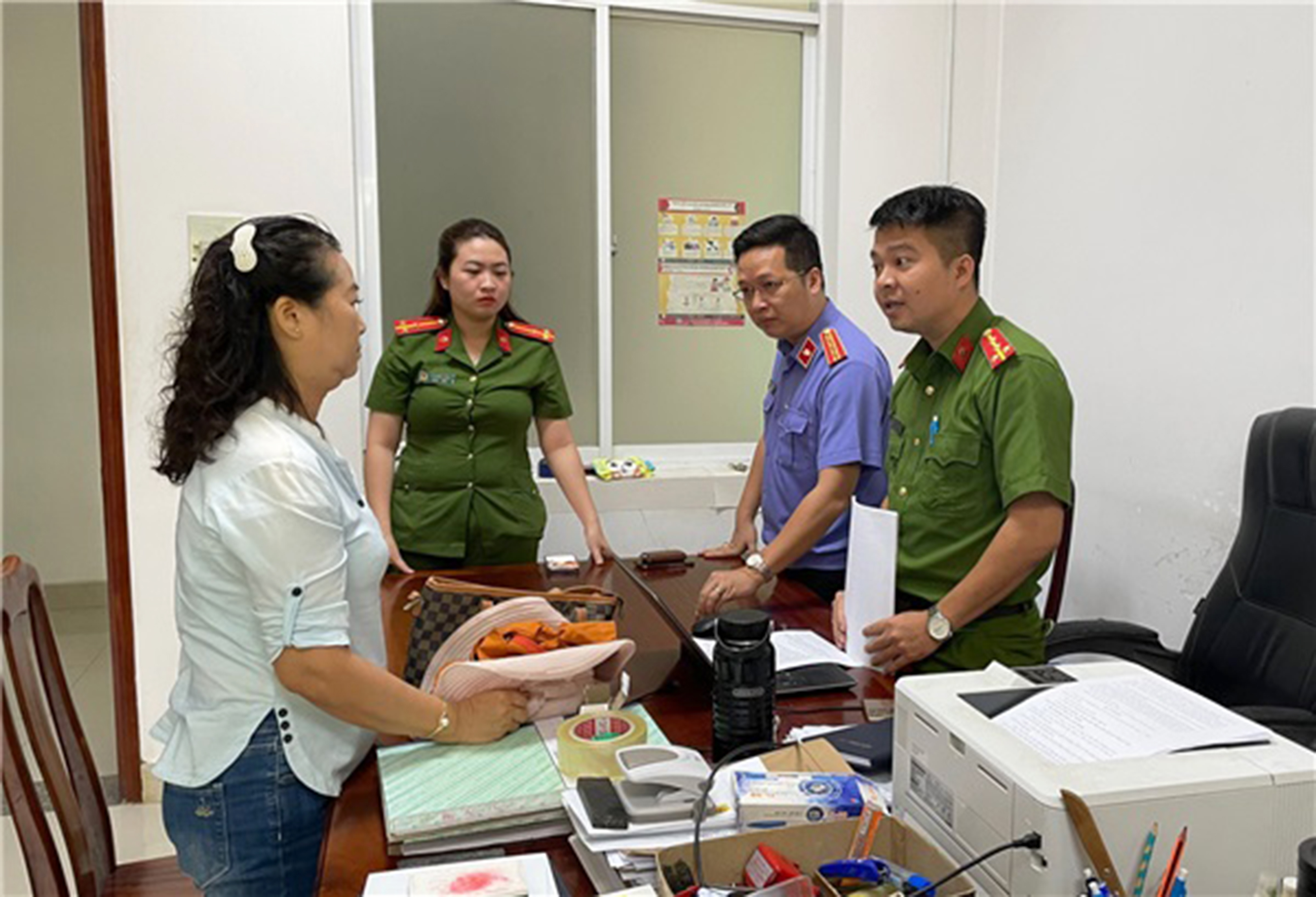 khoi to them 13 bi can lien quan den vu dua va nhan hoi lo tai thanh tra giao thong tinh ba ria vung tau khoi to them 13 bi can lien quan den vu dua va nhan hoi lo tai thanh tra giao thong tinh ba ria vung tau