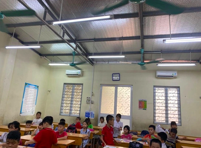 hieu truong truong tieu hoc dinh cong len tieng ve hinh anh lop hoc mai ton do phu huynh dang tai hieu truong truong tieu hoc dinh cong len tieng ve hinh anh lop hoc mai ton do phu huynh dang tai