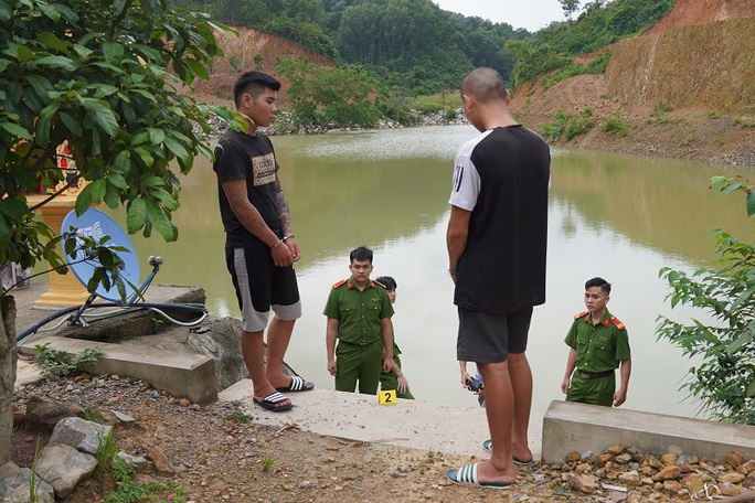 bat giu bang nhom tra tan dim con no xuong nuoc de doi tien o hoa binh4 bat giu bang nhom tra tan dim con no xuong nuoc de doi tien o hoa binh4