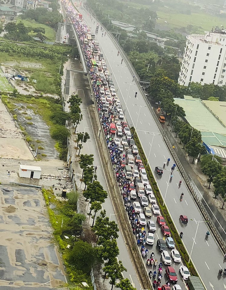 toan canh duong pho ha noi tac nghen nhieu gio nguoi dan chat vat di chuyen trong mua13 toan canh duong pho ha noi tac nghen nhieu gio nguoi dan chat vat di chuyen trong mua13