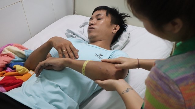 de nghi tam dinh chi cong tac truong cong an xa o binh phuoc hanh hung nguoi dan2