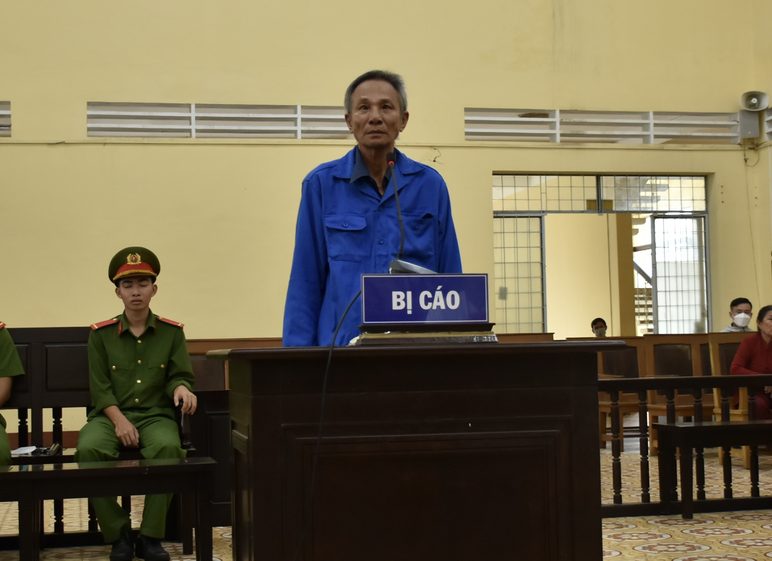 khuyen ban nhau tai hop voi vo nguoi dan ong bi chem trong thuong khuyen ban nhau tai hop voi vo nguoi dan ong bi chem trong thuong