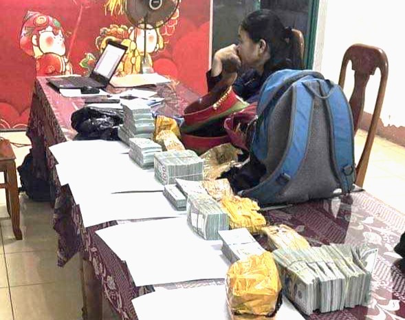 phat hien nguoi phu nu van chuyen so tien ngoai te lon tuong duong voi hon 9 ty dong phat hien nguoi phu nu van chuyen so tien ngoai te lon tuong duong voi hon 9 ty dong