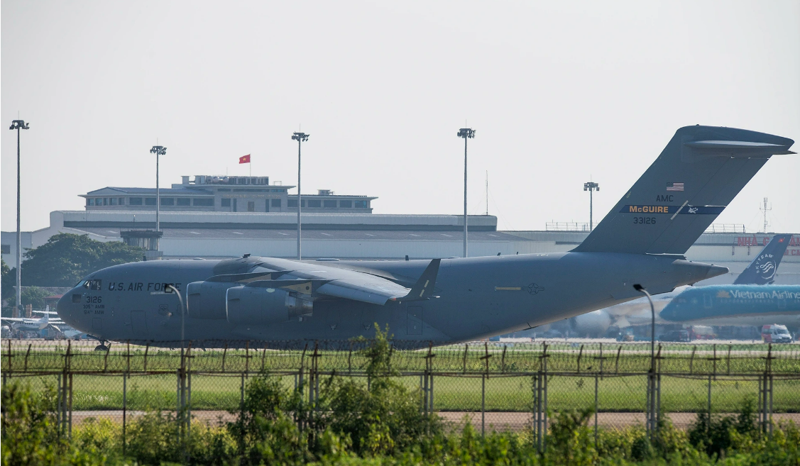 boeing c 17 globemaster iii cua khong quan my da ha canh xuong san bay noi bai31