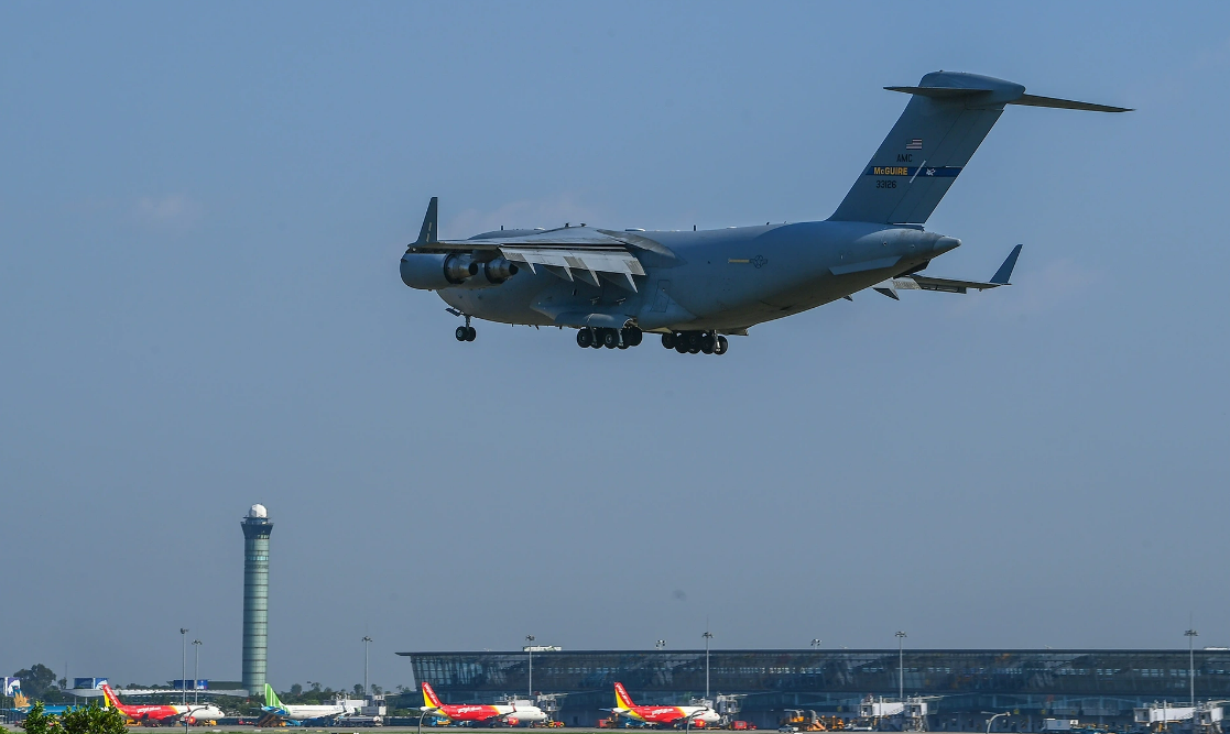 boeing c 17 globemaster iii cua khong quan my da ha canh xuong san bay noi bai4