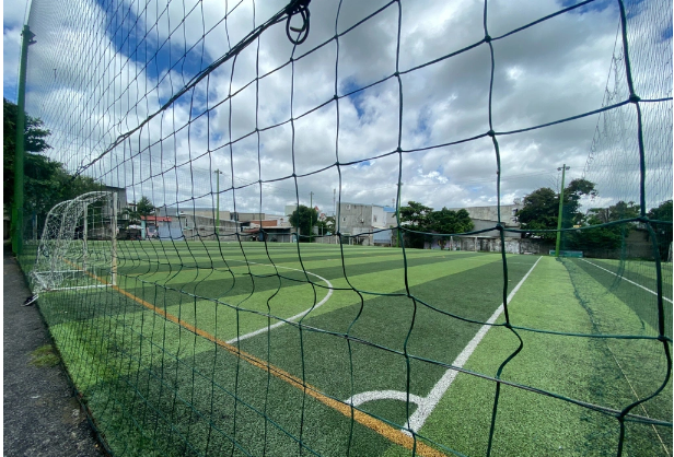 xon xao doan clip mot thanh nien bi dap lien tuc trong tran au da tren san bong o tphcm