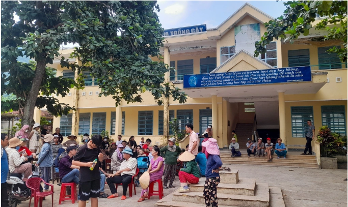 phu huynh khong dong y sap nhap truong gan 60 em hoc sinh chua duoc den lop du da khai giang nam hoc moi2 phu huynh khong dong y sap nhap truong gan 60 em hoc sinh chua duoc den lop du da khai giang nam hoc moi2