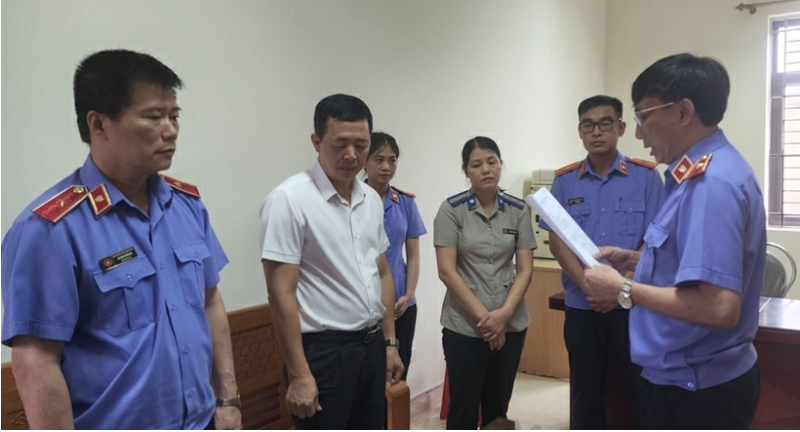 khoi to nu chap hanh vien chi cuc thi hanh an dan su thanh pho yen bai2