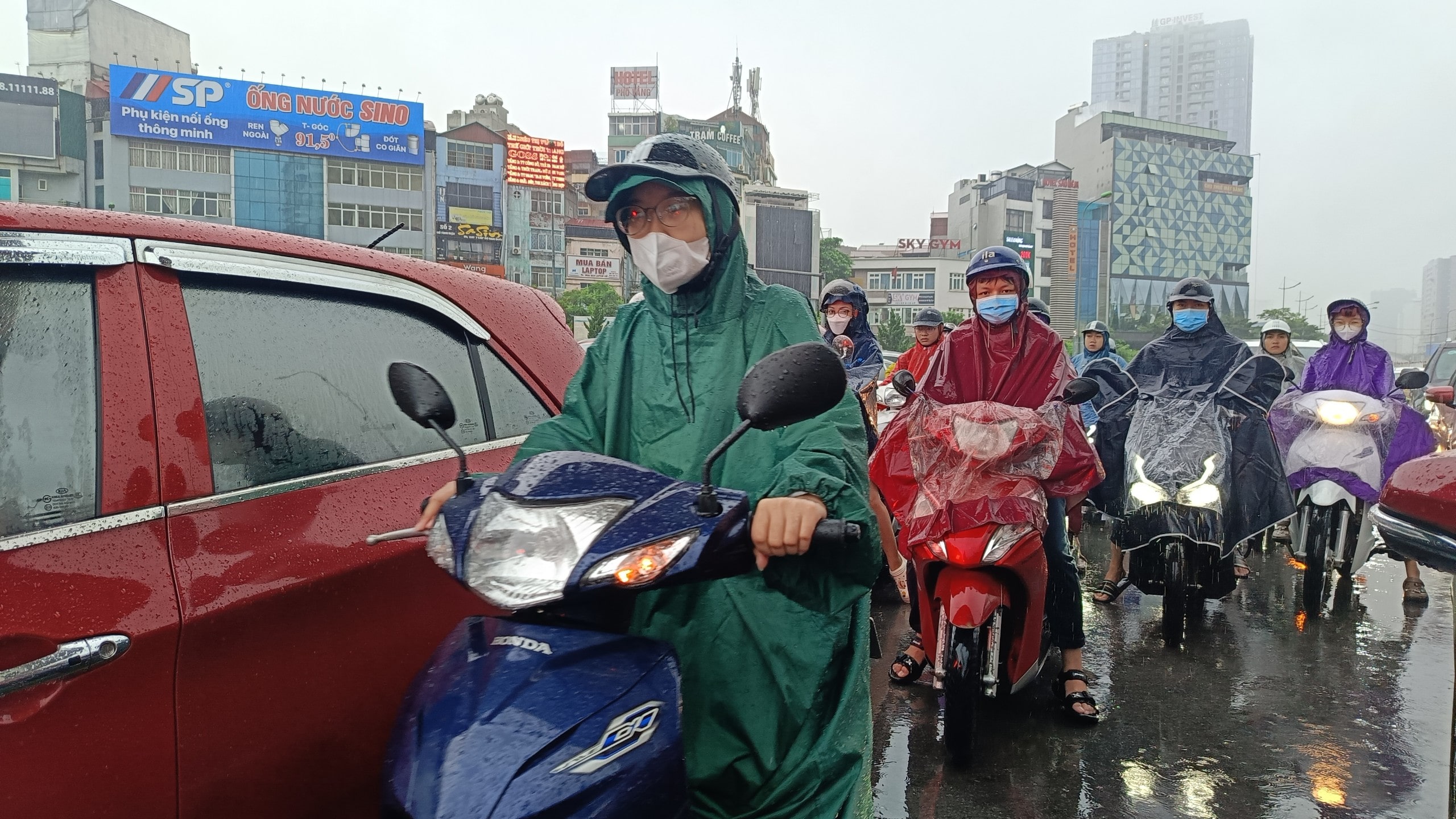 mua lon giao thong thu do dinh tre nguoi dan chat vat tim duong di chuyen10