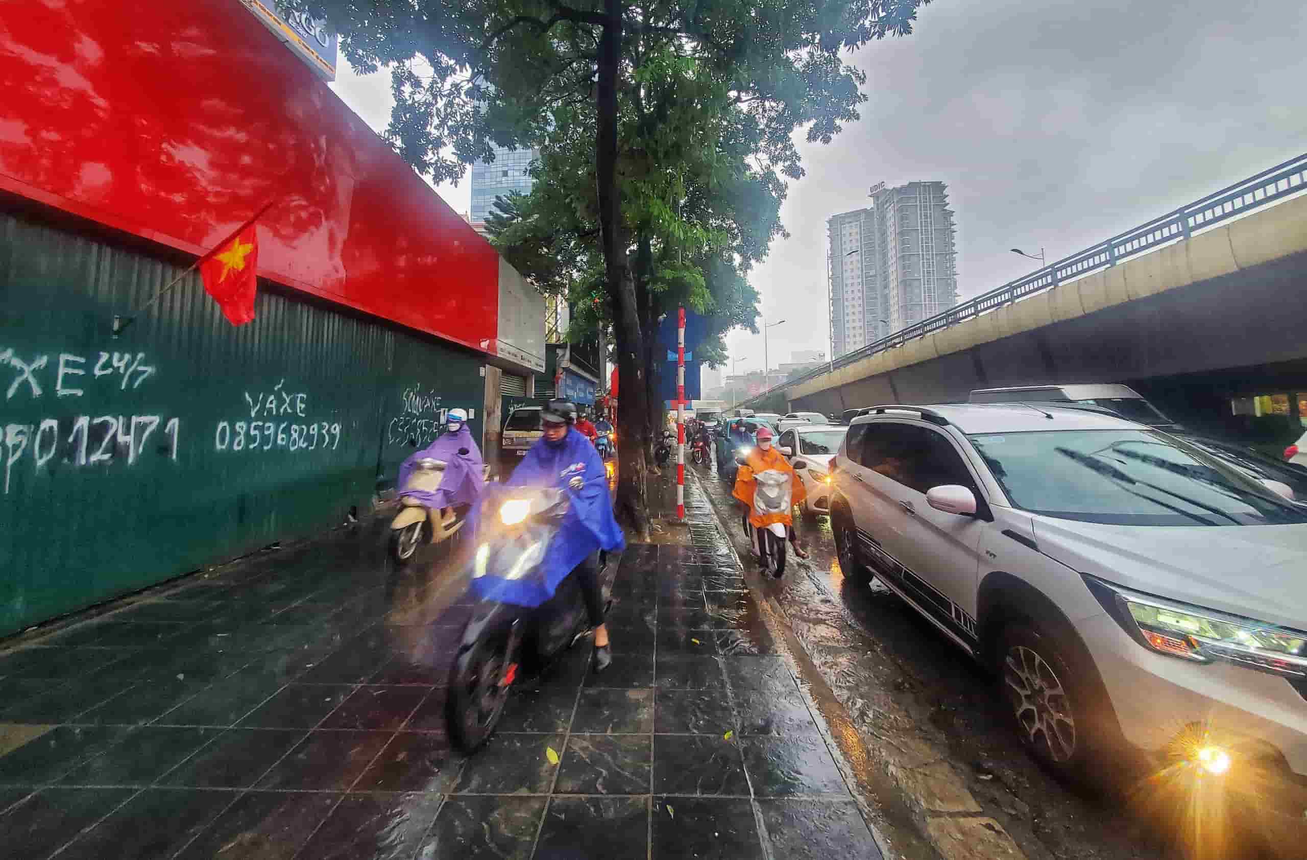 mua lon giao thong thu do dinh tre nguoi dan chat vat tim duong di chuyen15