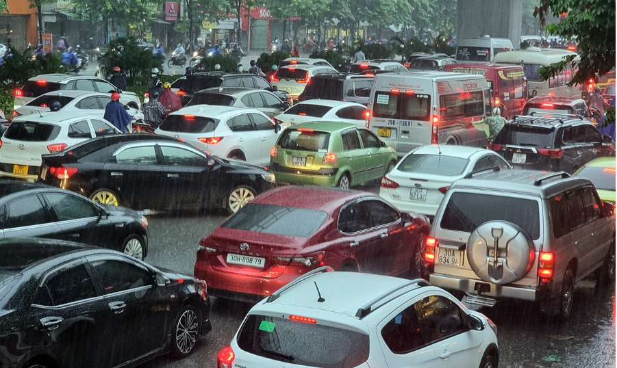 mua lon giao thong thu do dinh tre nguoi dan chat vat tim duong di chuyen2