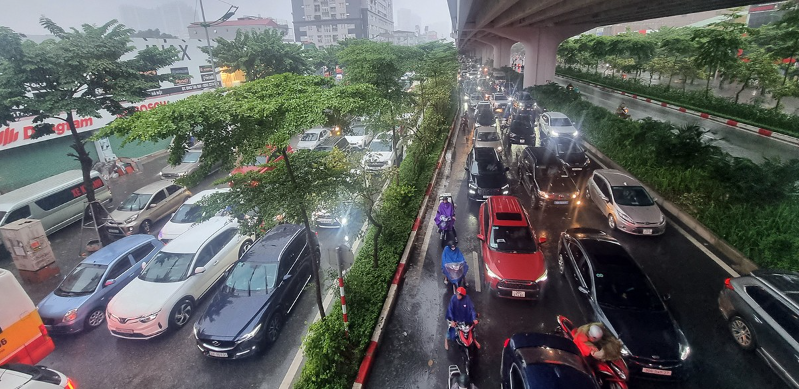 mua lon giao thong thu do dinh tre nguoi dan chat vat tim duong di chuyen5