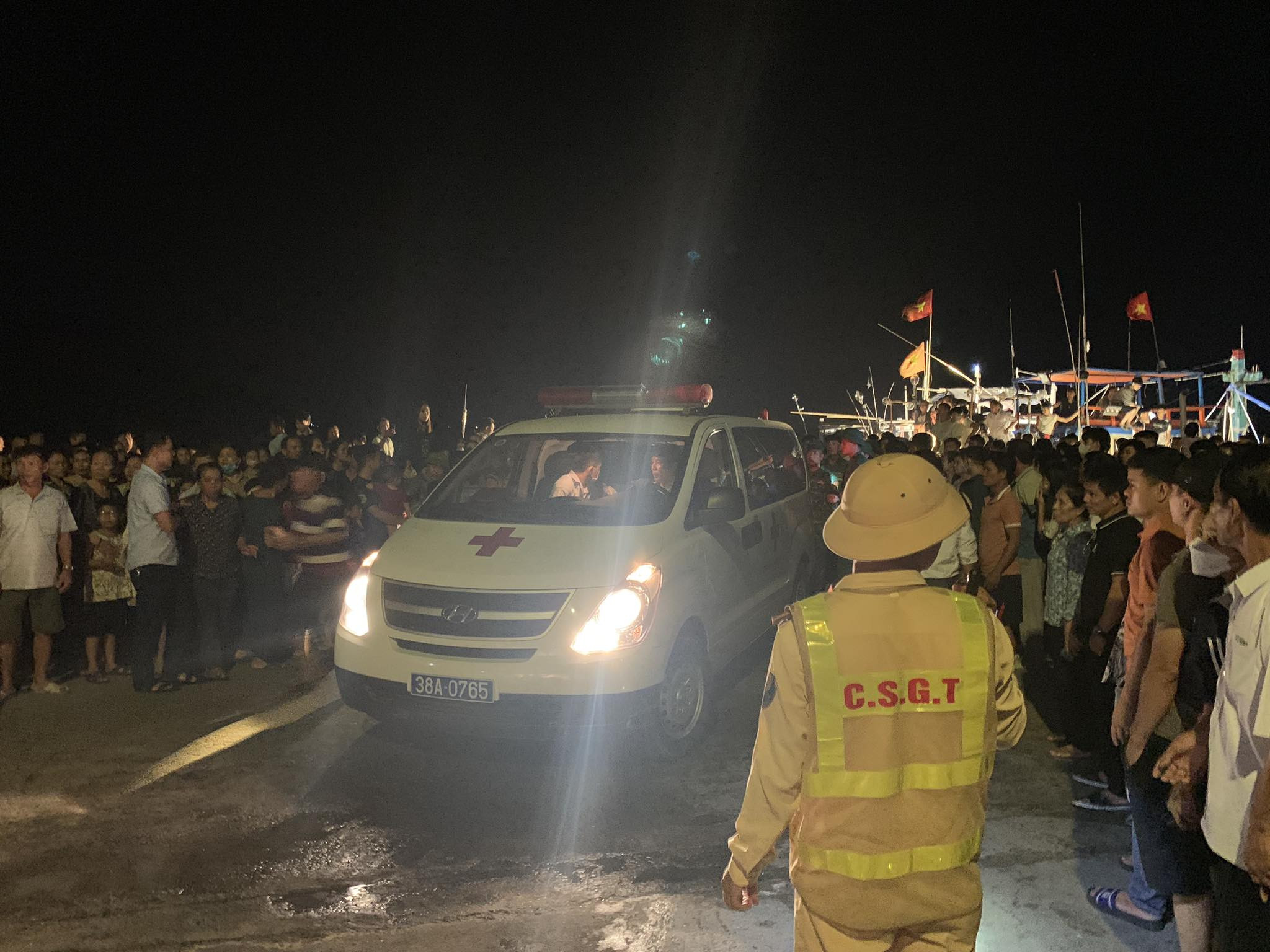 thuyen cau muc cho 20 nguoi gap nan tren vung bien cua sot mot ngu dan thiet mang2