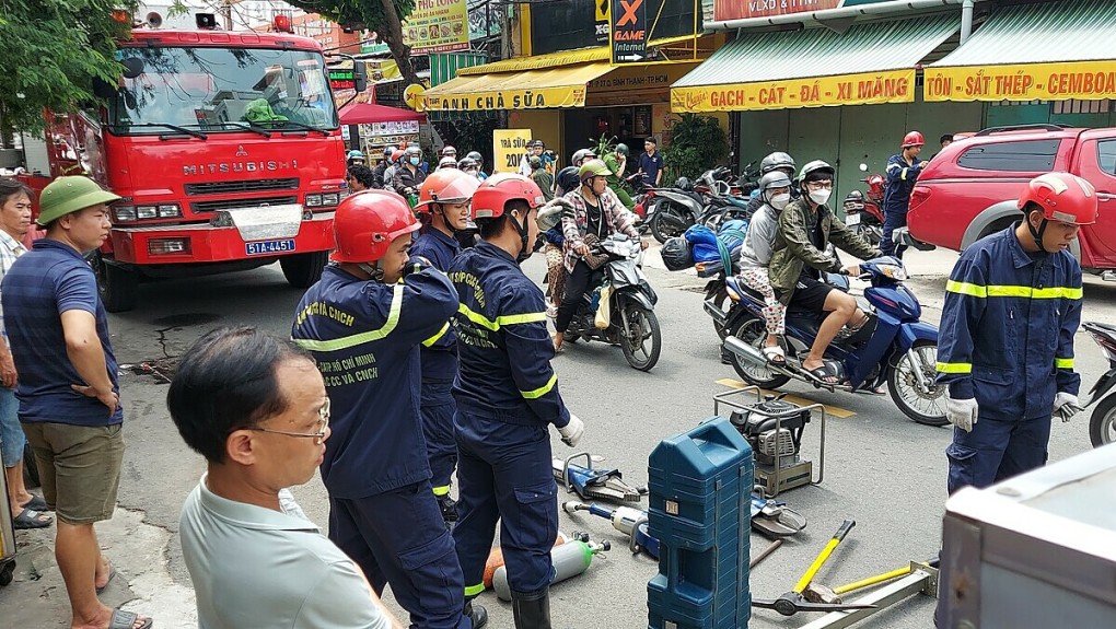 hien truong nha 4 tang bat ngo do sap 2 nguoi con mac ket trong dong do nat2
