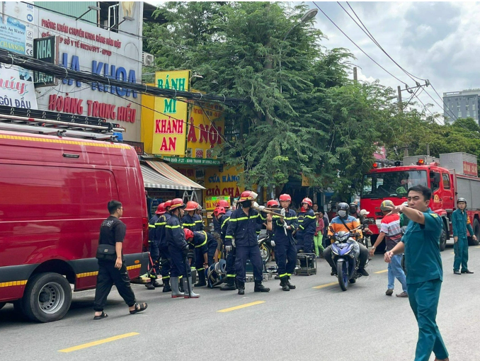 hien truong nha 4 tang bat ngo do sap 2 nguoi con mac ket trong dong do nat2
