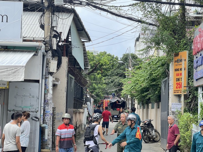 hien truong nha 4 tang bat ngo do sap 2 nguoi con mac ket trong dong do nat6