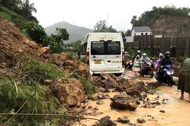hien truong sat lo nghiem trong khien giao thong dinh tre o doc cun hoa binh