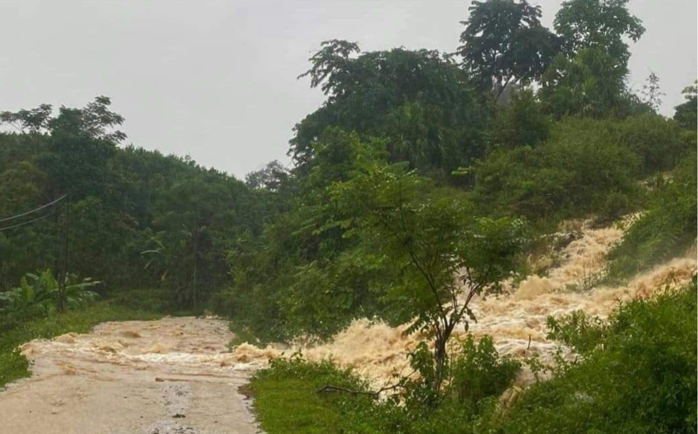 hien truong sat lo nghiem trong khien giao thong dinh tre o doc cun hoa binh10