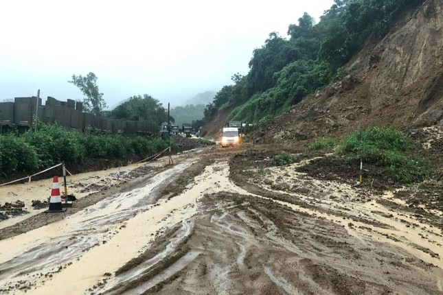 hien truong sat lo nghiem trong khien giao thong dinh tre o doc cun hoa binh2