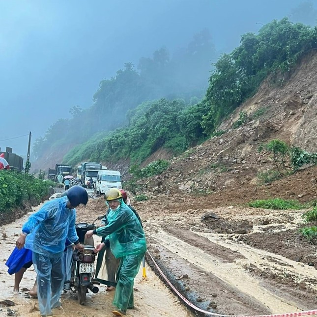 hien truong sat lo nghiem trong khien giao thong dinh tre o doc cun hoa binh3