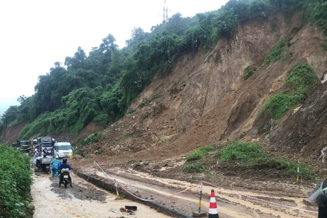 hien truong sat lo nghiem trong khien giao thong dinh tre o doc cun hoa binh6