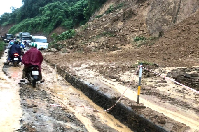 hien truong sat lo nghiem trong khien giao thong dinh tre o doc cun hoa binh7