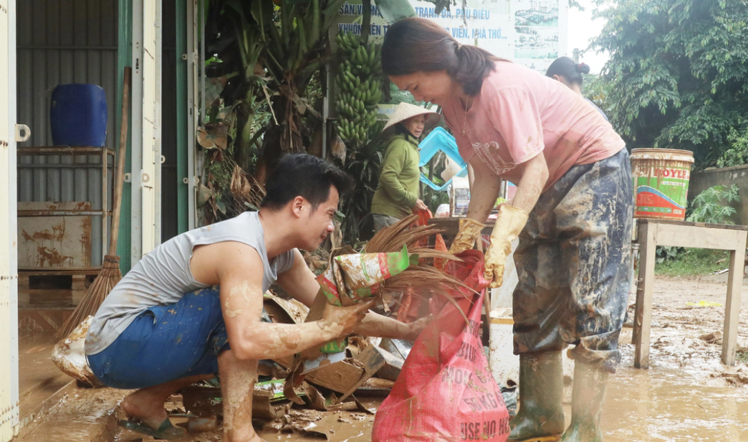 nghe an tieu thuong o thi tran tan lac that than nhin tai san bi cuon troi sau tran mua lu2 nghe an tieu thuong o thi tran tan lac that than nhin tai san bi cuon troi sau tran mua lu2