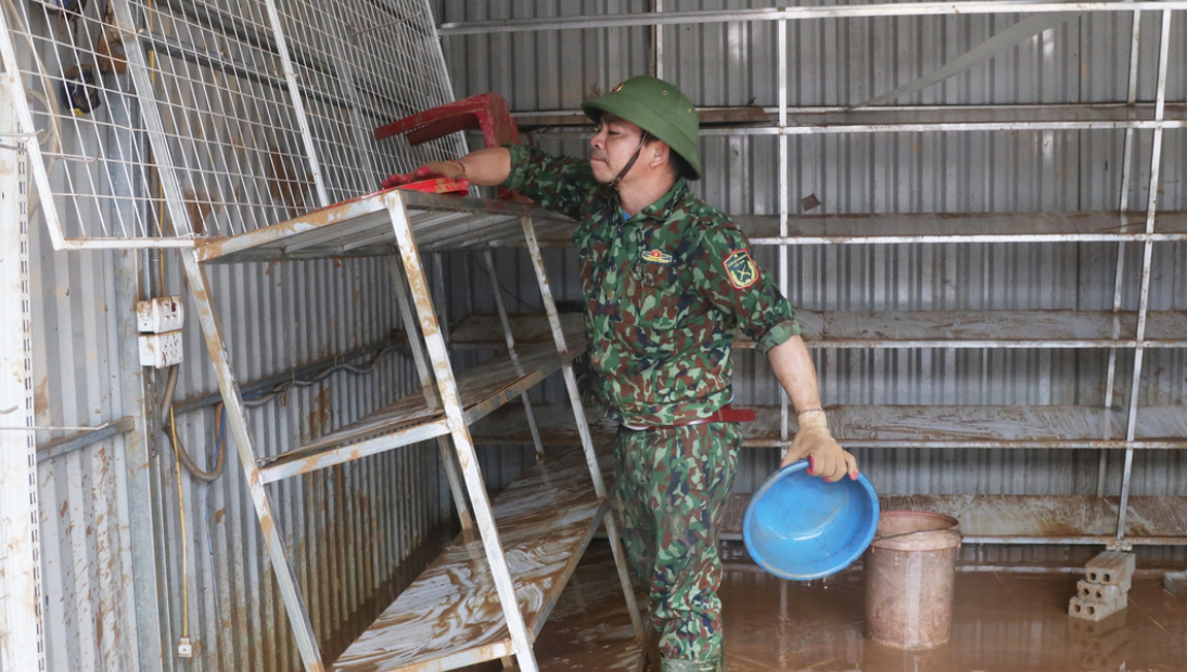 nghe an tieu thuong o thi tran tan lac that than nhin tai san bi cuon troi sau tran mua lu9 nghe an tieu thuong o thi tran tan lac that than nhin tai san bi cuon troi sau tran mua lu9