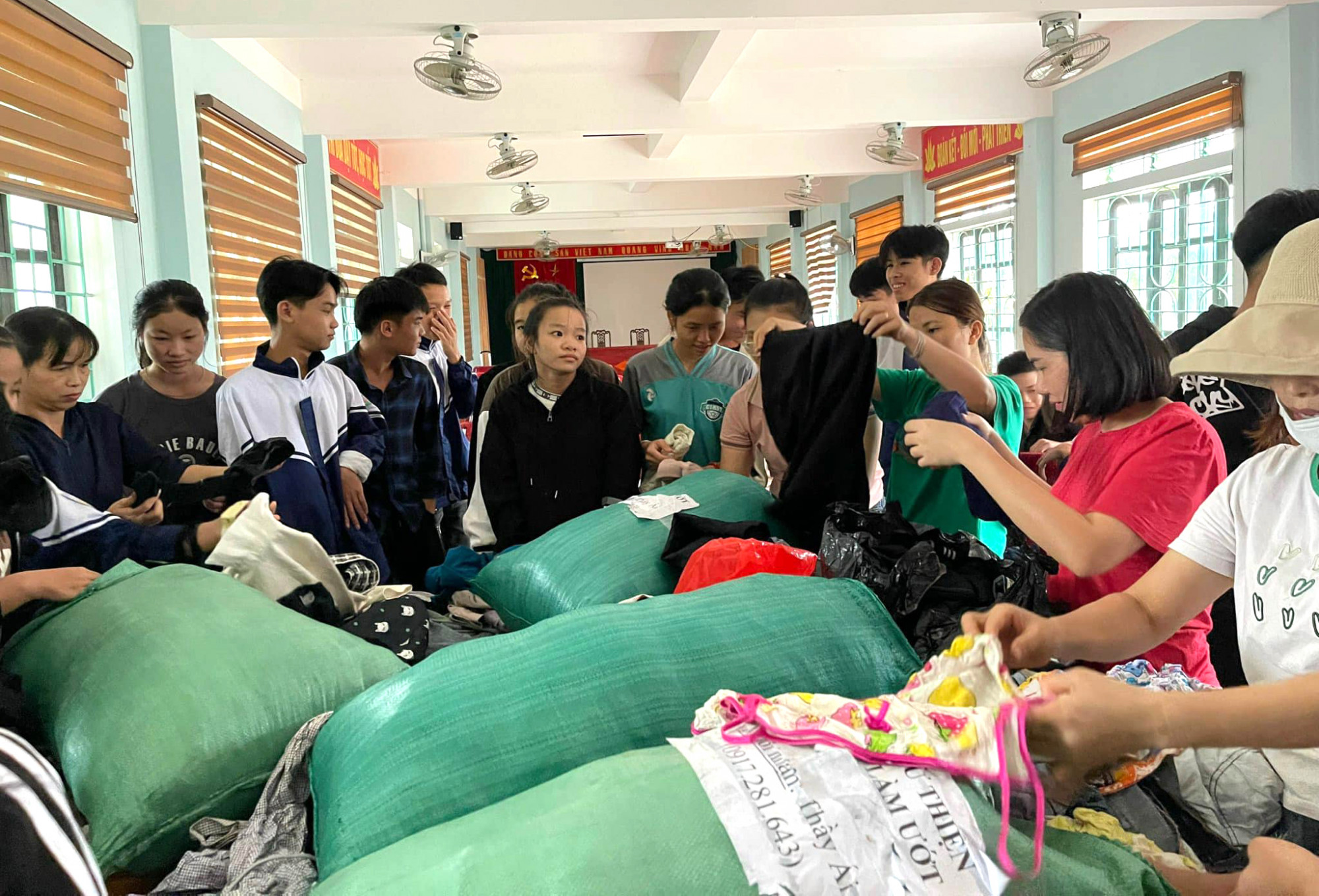 nhoi long canh truong hoc tan hoang sach vo lan trong bun dat sau tran lu o nghe an3 nhoi long canh truong hoc tan hoang sach vo lan trong bun dat sau tran lu o nghe an3