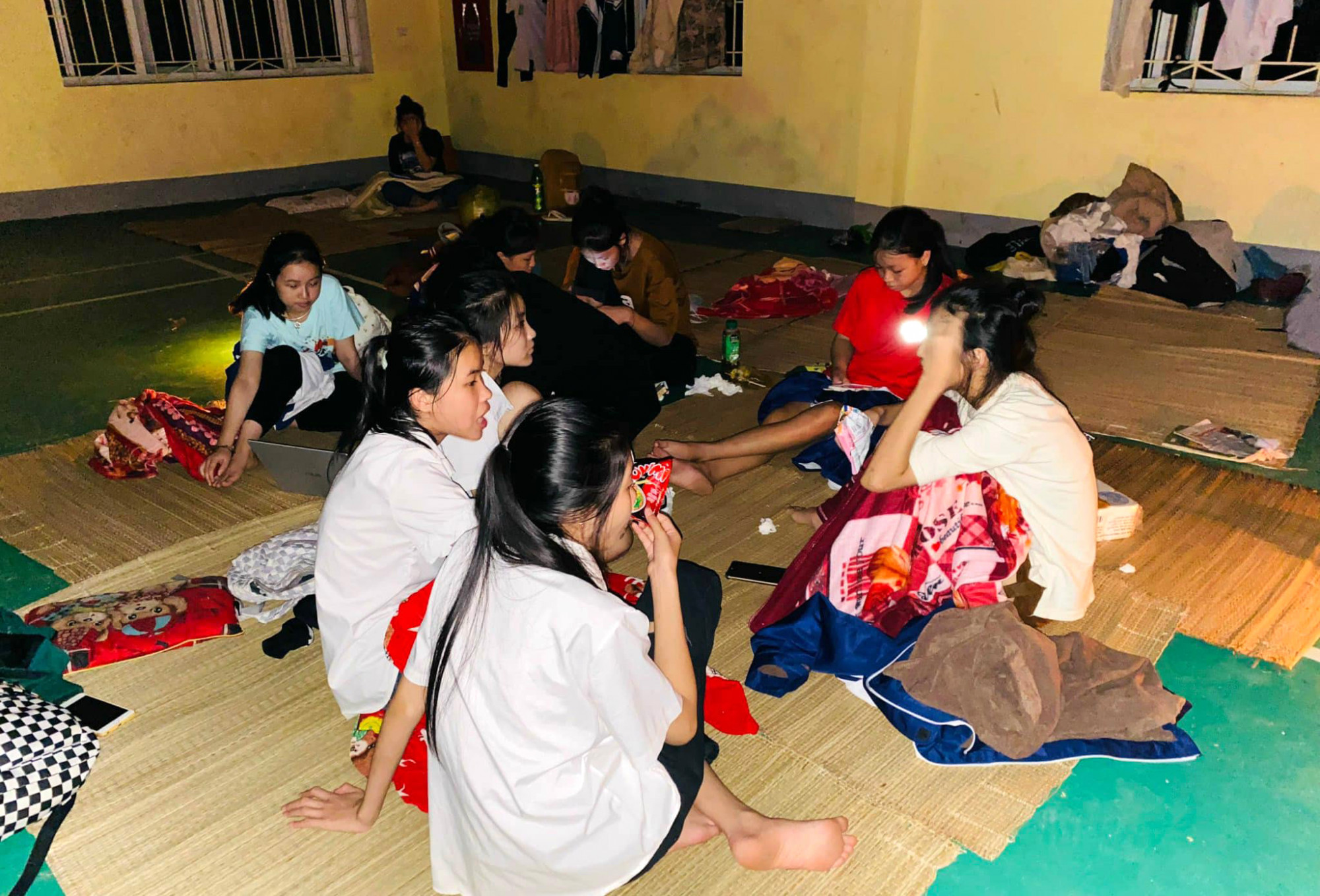 nhoi long canh truong hoc tan hoang sach vo lan trong bun dat sau tran lu o nghe an4 nhoi long canh truong hoc tan hoang sach vo lan trong bun dat sau tran lu o nghe an4