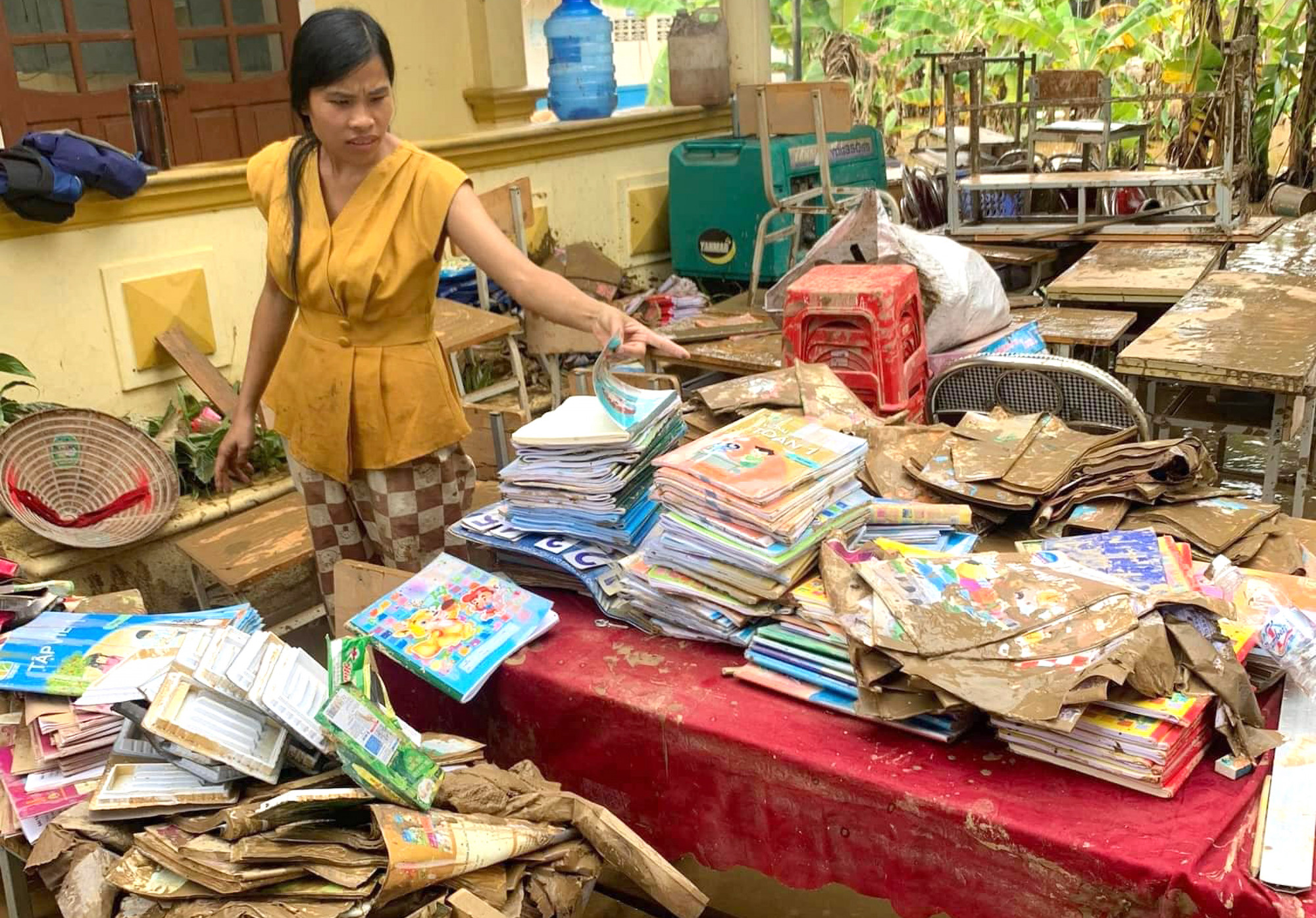 nhoi long canh truong hoc tan hoang sach vo lan trong bun dat sau tran lu o nghe an7 nhoi long canh truong hoc tan hoang sach vo lan trong bun dat sau tran lu o nghe an7