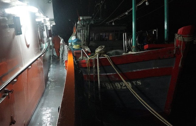 kip thoi cuu vot 14 thuyen vien bi chim tau tren vung bien mien trung1 kip thoi cuu vot 14 thuyen vien bi chim tau tren vung bien mien trung1