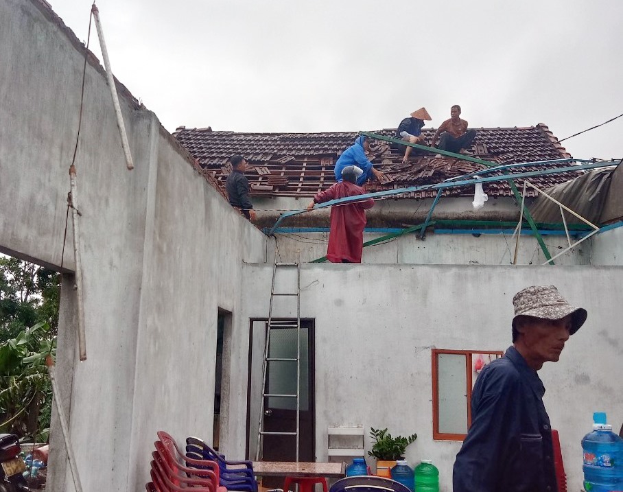 mua lon keo dai vung bien quang nam bi dat trong tinh trang bao dong4 mua lon keo dai vung bien quang nam bi dat trong tinh trang bao dong4